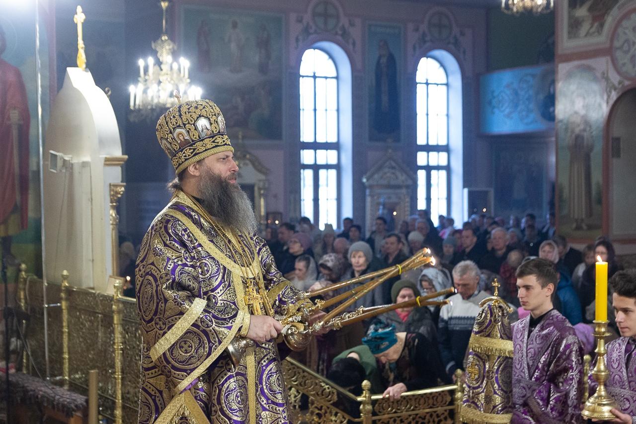 Почему закрыли церкви. Пасха Церковь. Закрытие церквей. Пасха в церкви Новороссийска. Люди со спины в храме на Пасху.