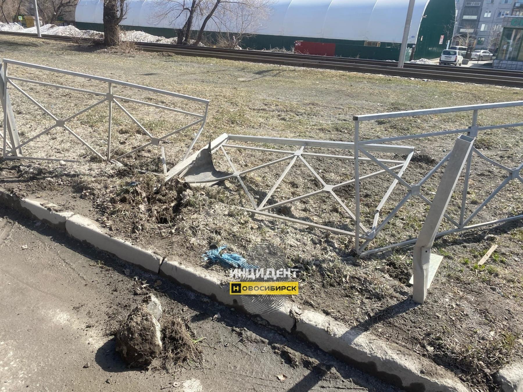 Фото Новосибирский водитель снёс забор возле школы и скрылся 2