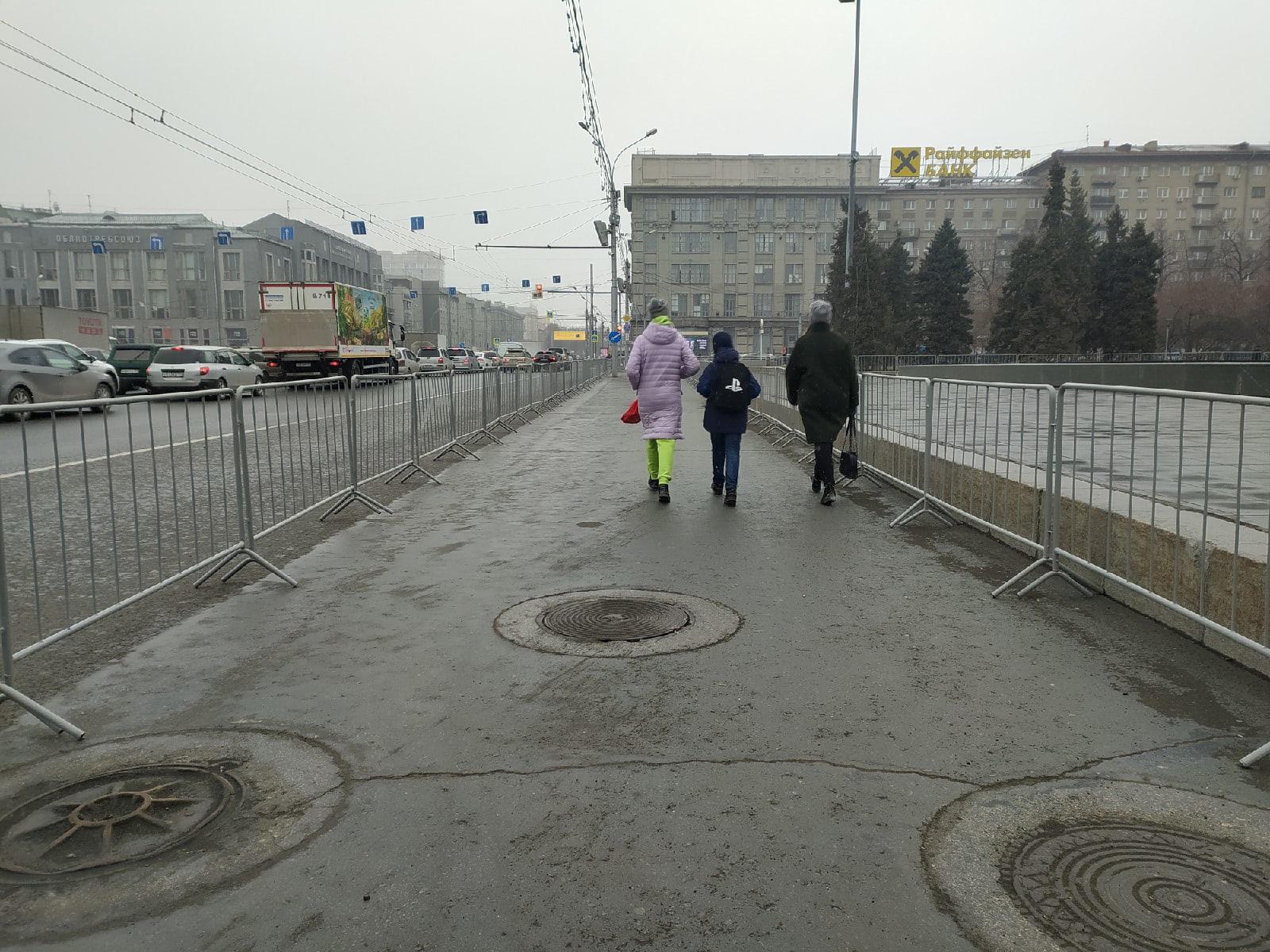 Фото На площади Ленина в Новосибирске выставили ограждения и запретили парковку 21 апреля 3