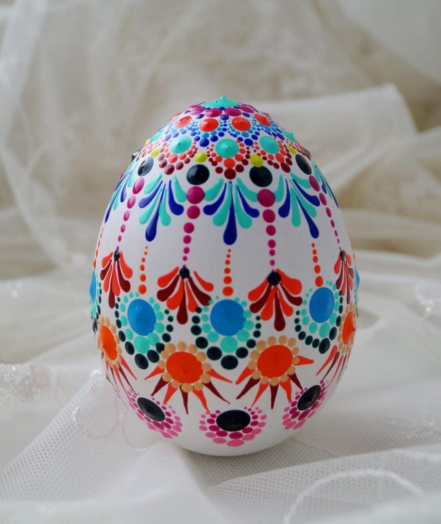 Фото Магические рисунки, яркие цветы и декор крупой: мастера в Новосибирске расписывают пасхальные яйца на заказ 3