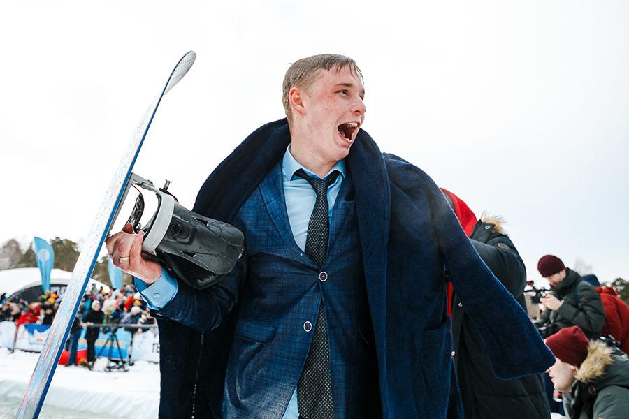Фото Лыжники и сноубордисты закрыли сезон – с горы в бассейн упало около сотни человек в карнавальных костюмах 15