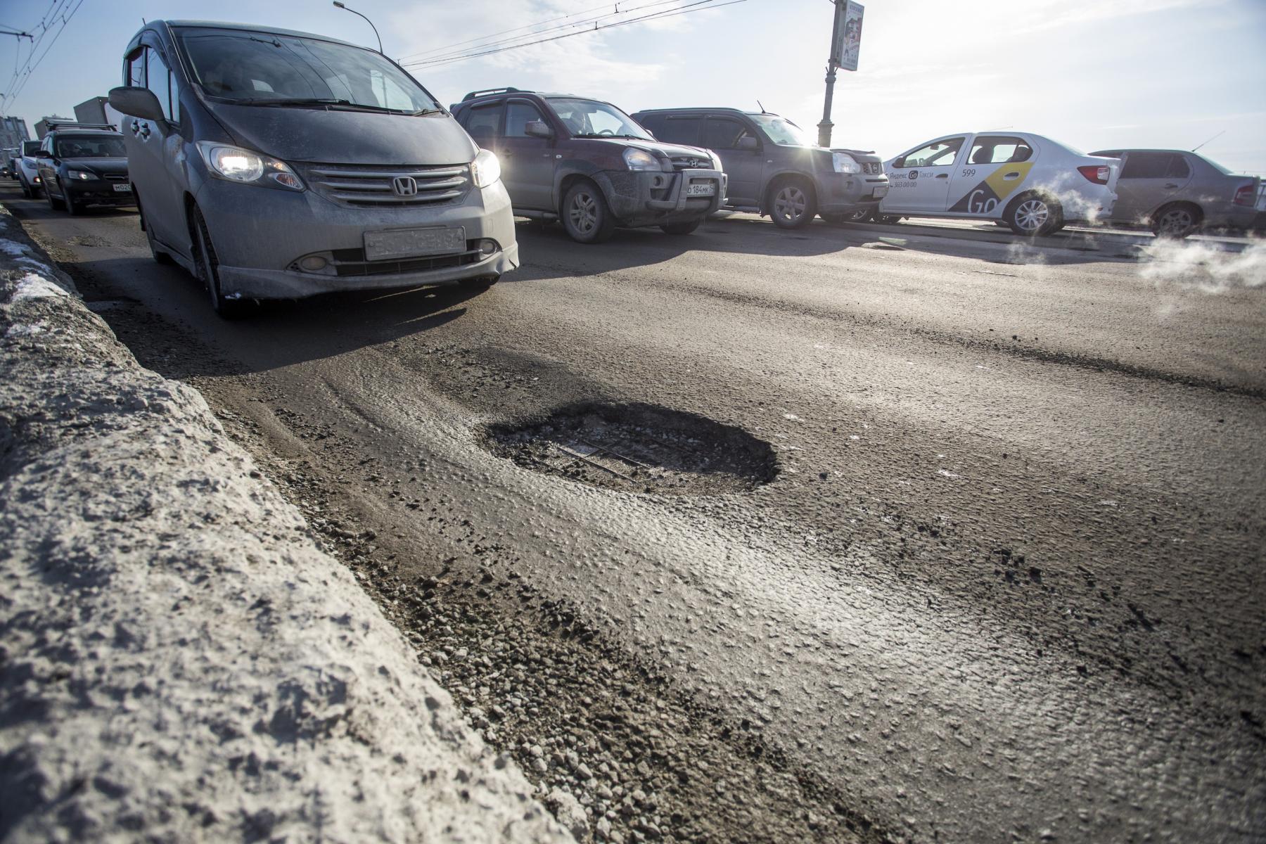 Фото «Угадай, в какой луже яма»: состояние дорог в Новосибирске доводит водителей до нецензурщины 2