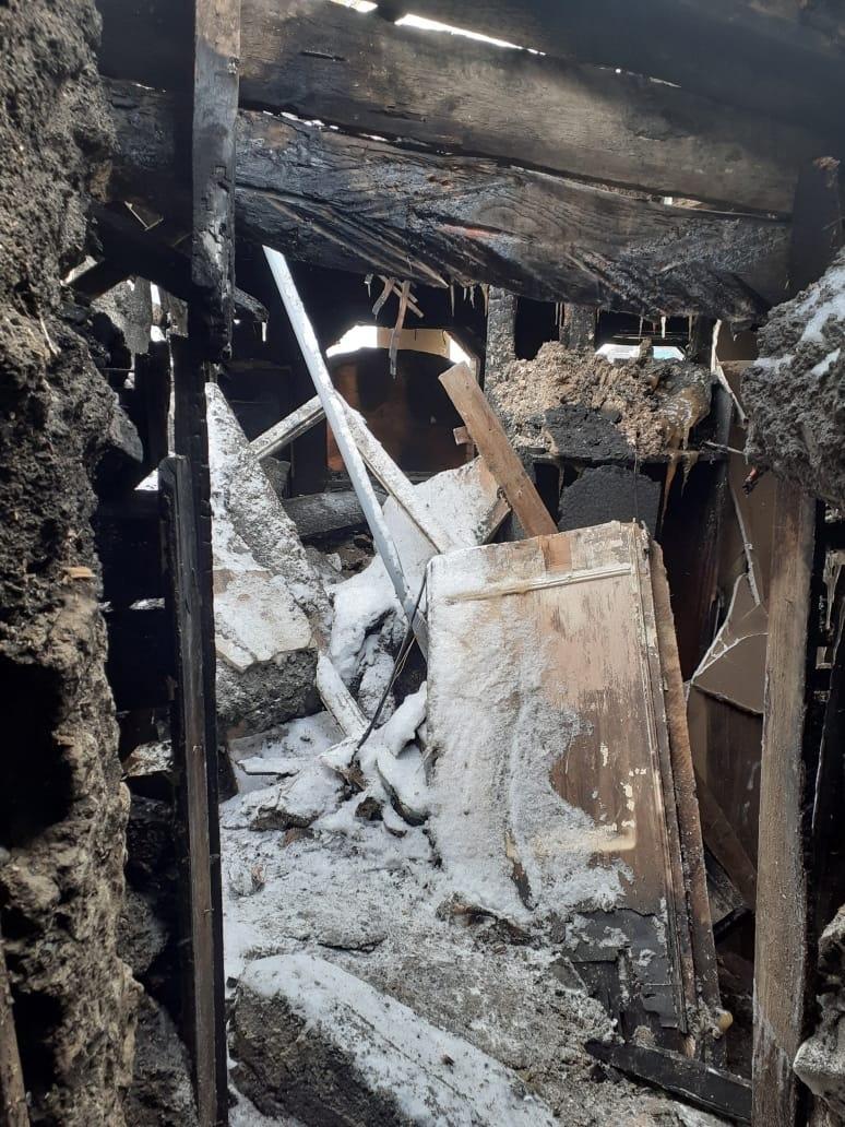 Фото У художника из Омска сгорел дом: он успел спасти только жену и кошку 3