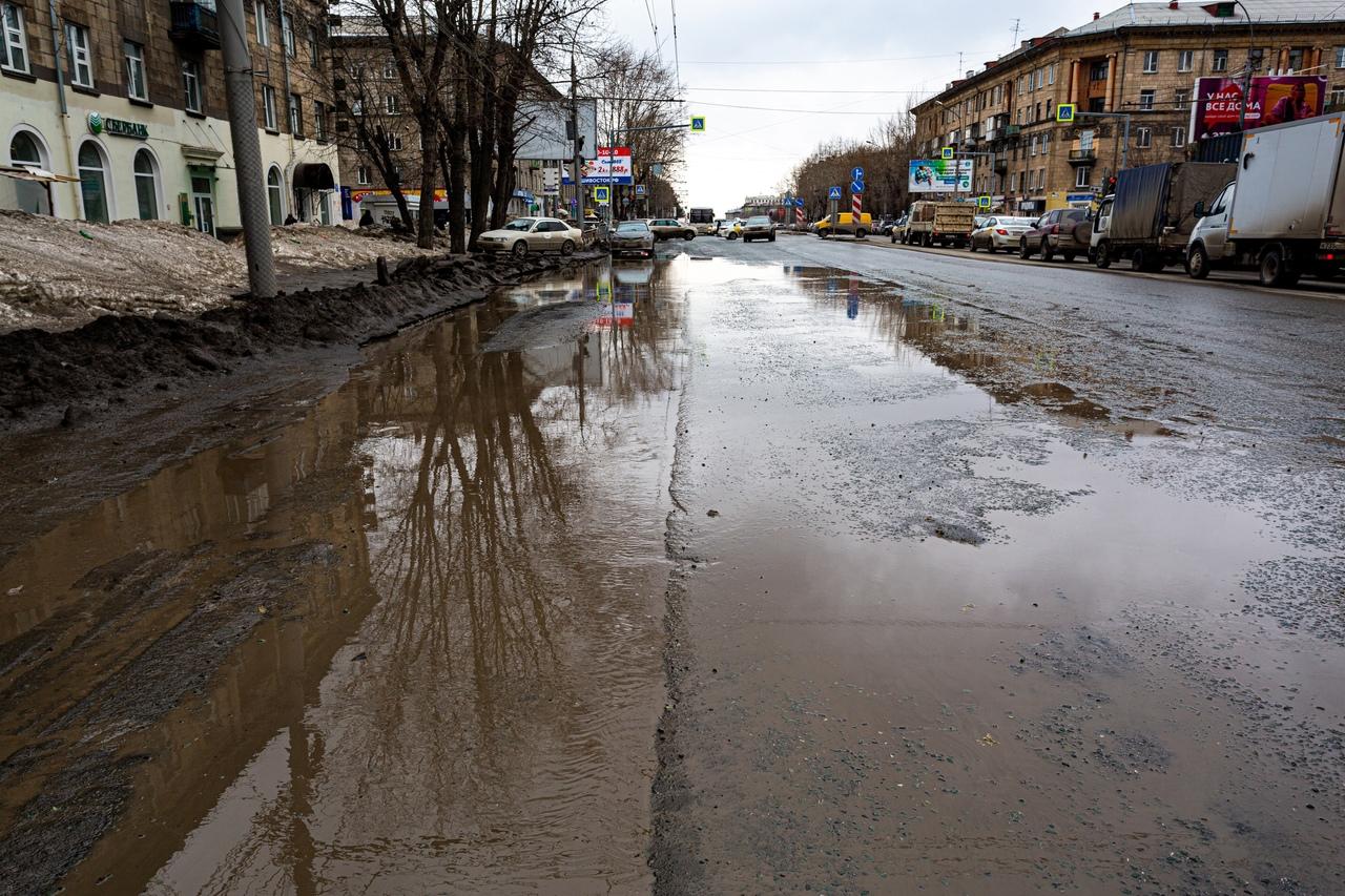 Фото Утекай: долгожданная весна превратила Новосибирск в город огромных луж 3
