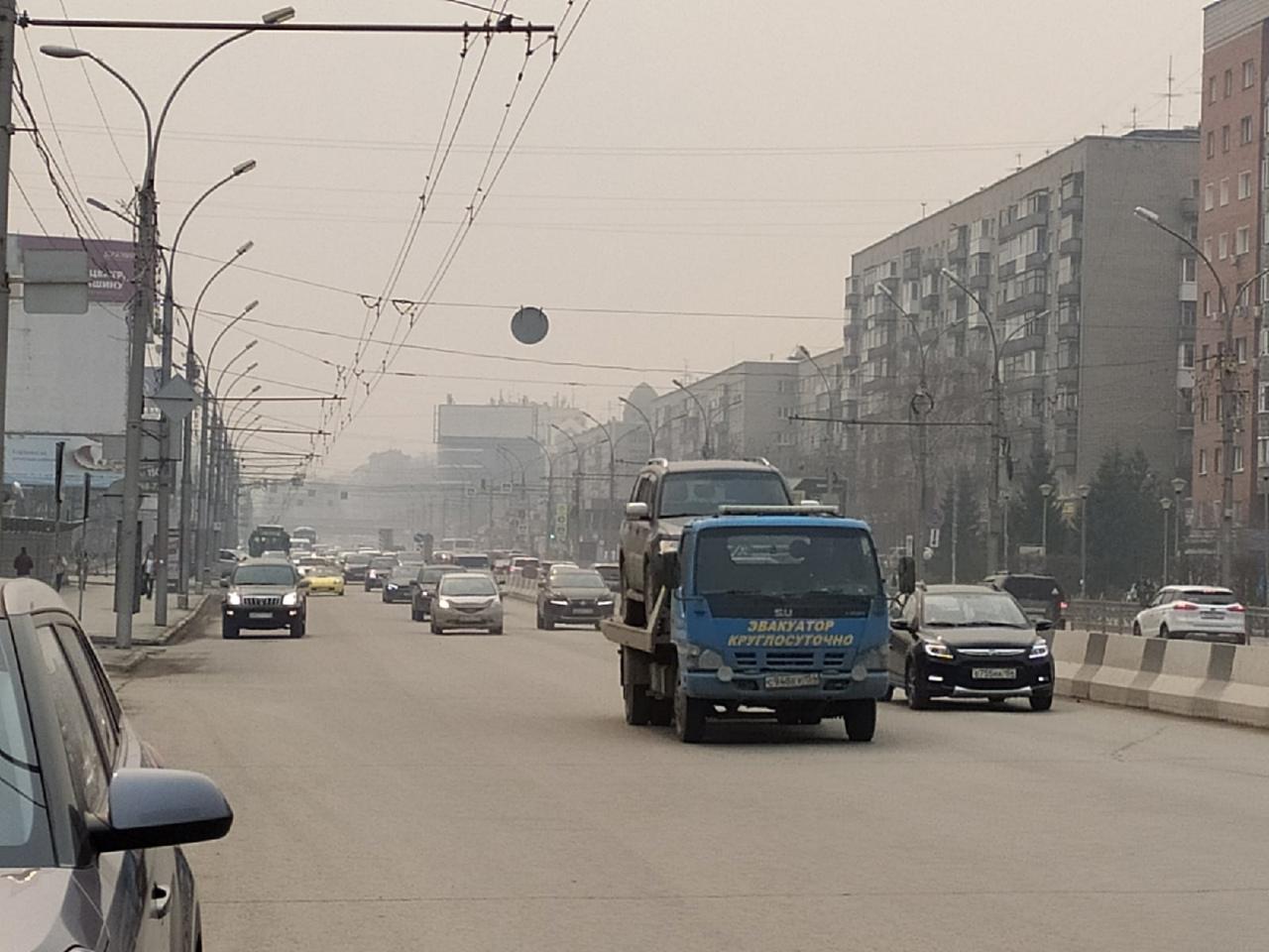 Фото «Пыль столбом стоит – штрафовать нужно за такое»: 10 фото утонувшего в дыму Новосибирска 7