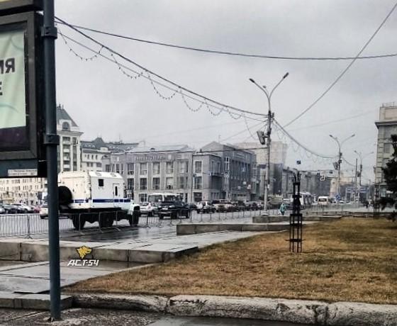 Фото В центре Новосибирска появились автозаки и полицейские наряды 2