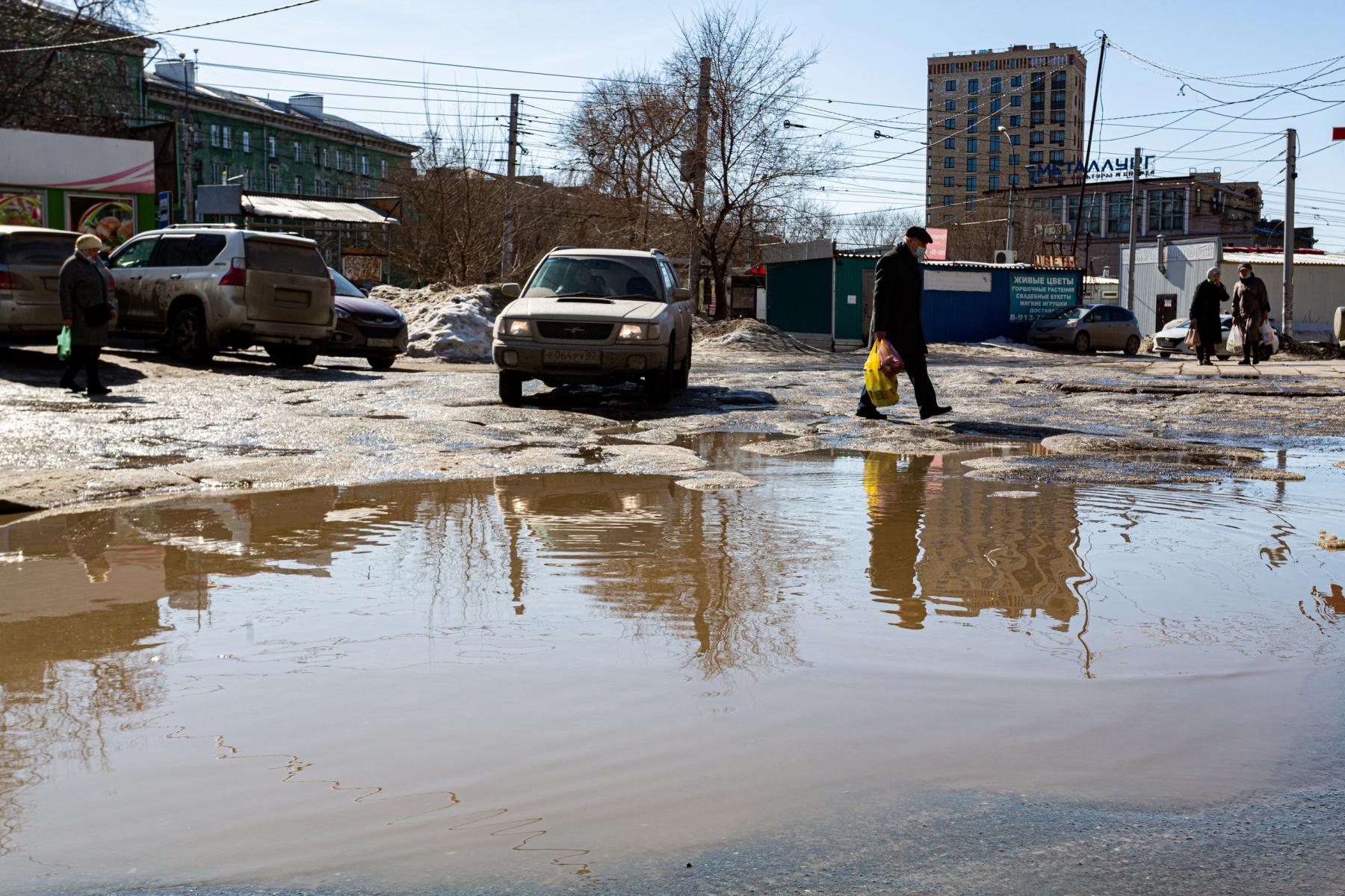 Фото «Переходим эту реку вброд»: жители Новосибирска жалуются на огромные весенние лужи 7