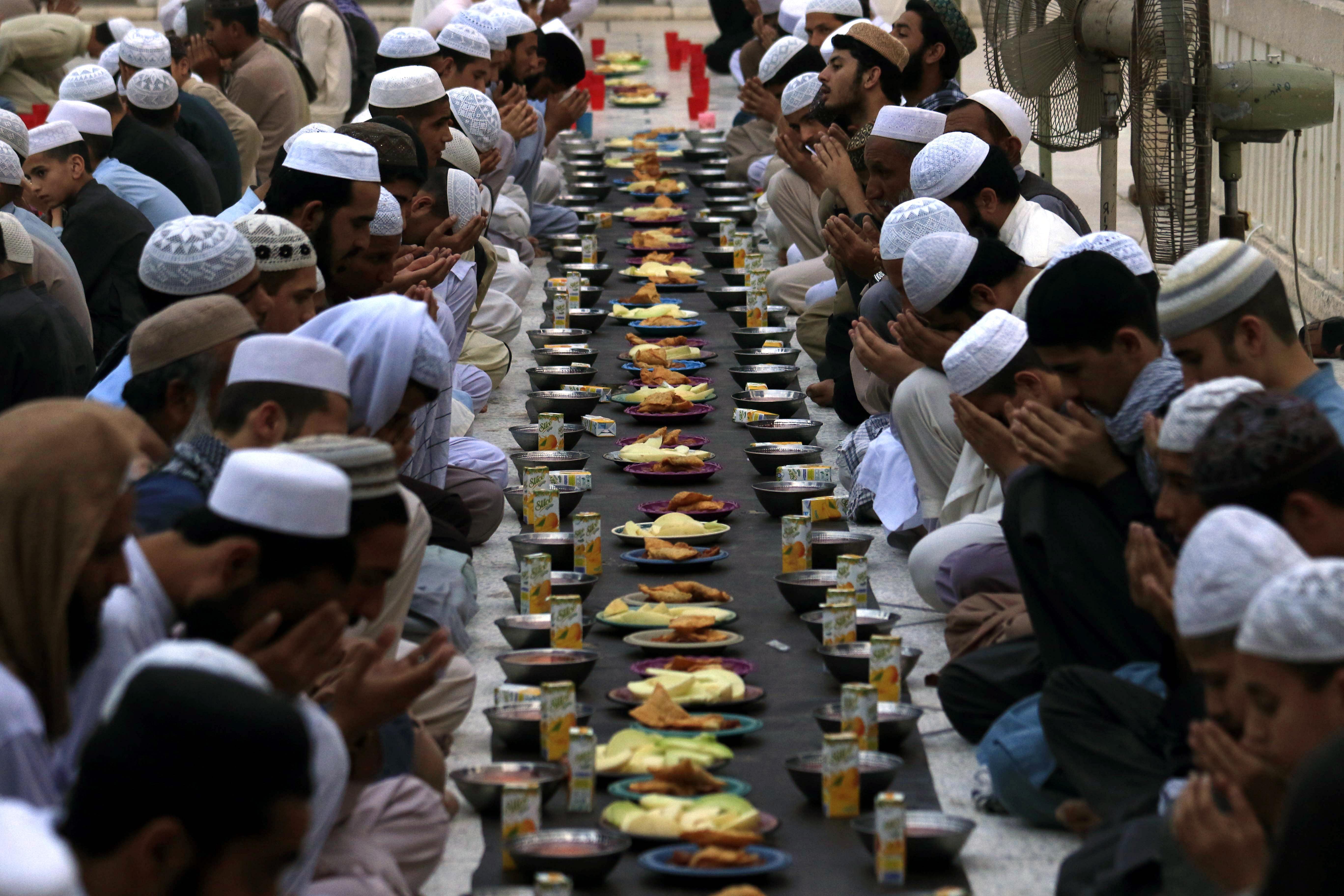 Крем во время уразы. Пост Рамадан ифтар. Рамазан ифтар мусульман. Рамадан в Египте. Рамадан в Алжире.