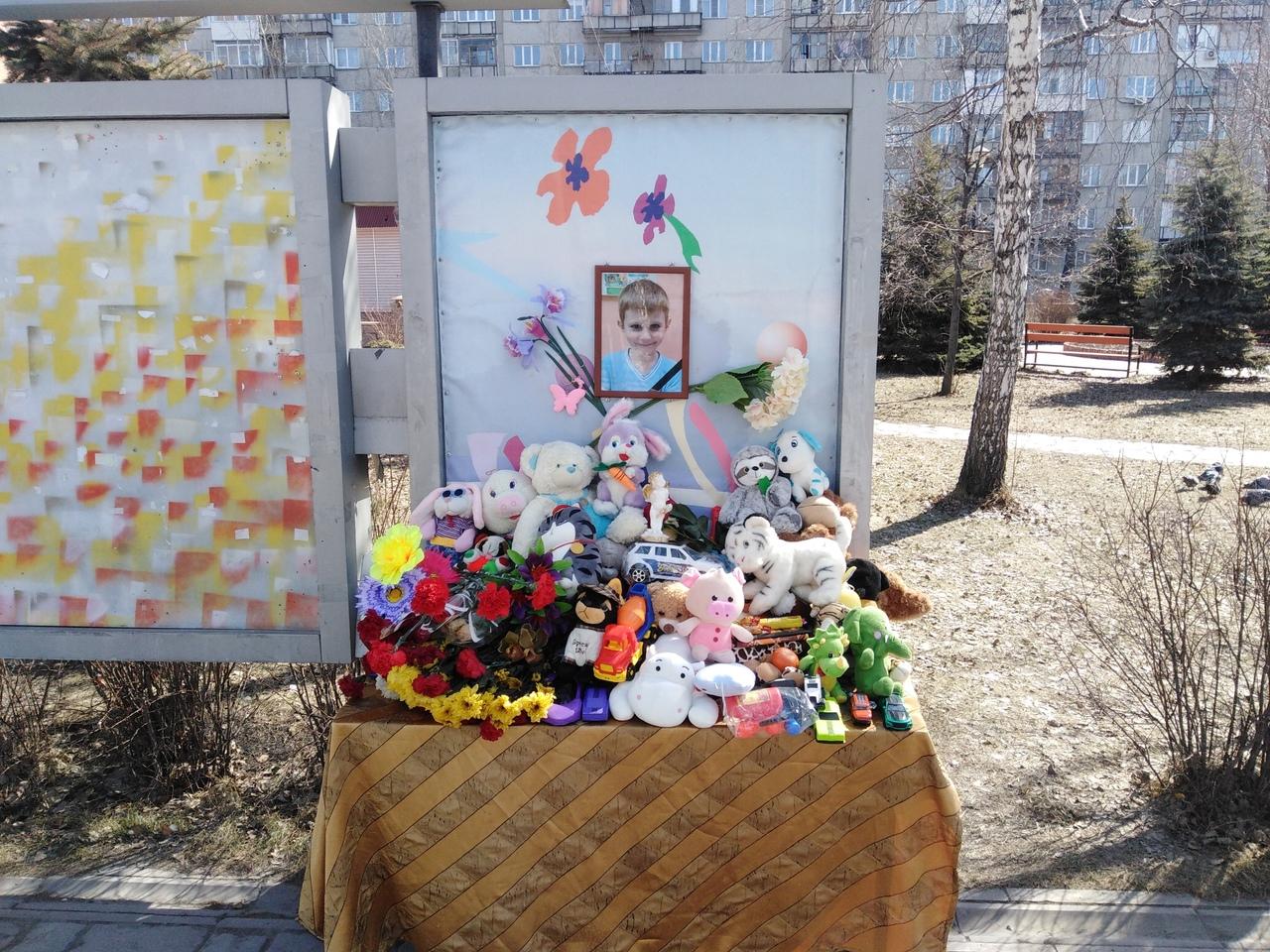 Фото «Я буду хранить его всегда»: мать погибшего под Новосибирском 6-летнего мальчика дала обещание над гробом 4