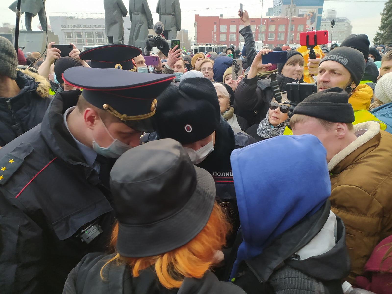 Фото «Пришли 800 человек»: 10 фото с несанкционированного митинга в центре Новосибирска 8