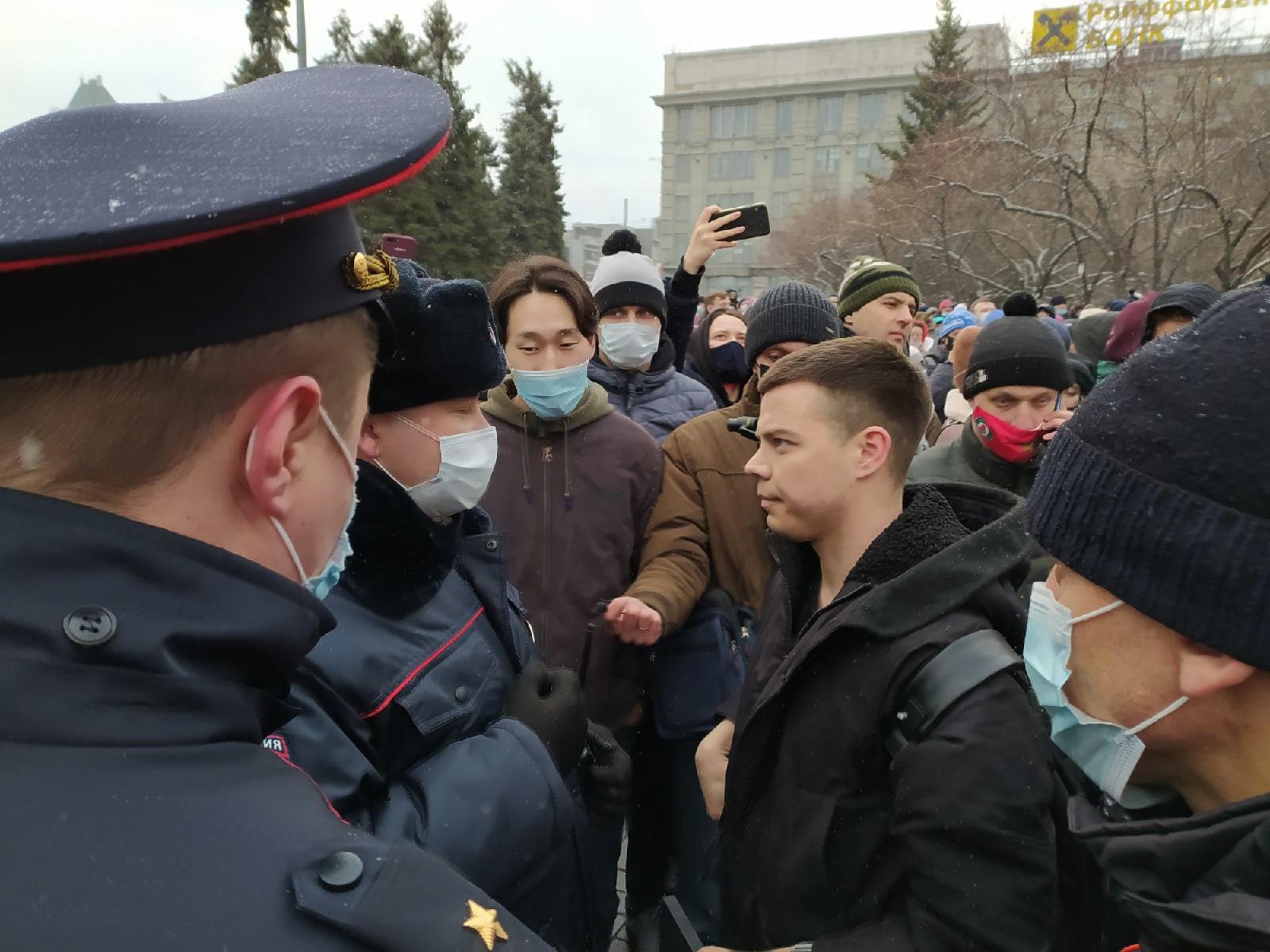 Фото «Пришли 800 человек»: 10 фото с несанкционированного митинга в центре Новосибирска 6