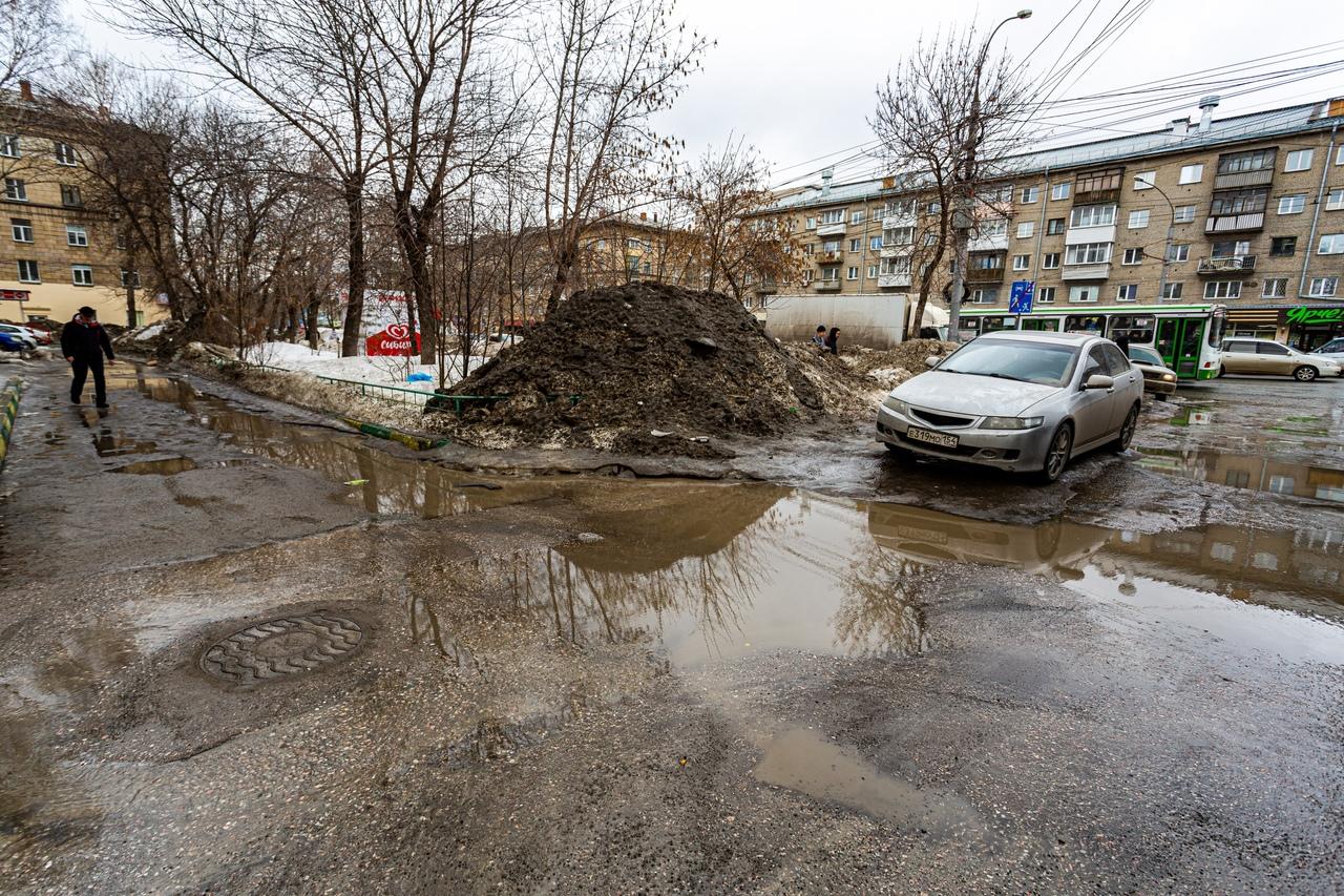 Фото Утекай: долгожданная весна превратила Новосибирск в город огромных луж 11