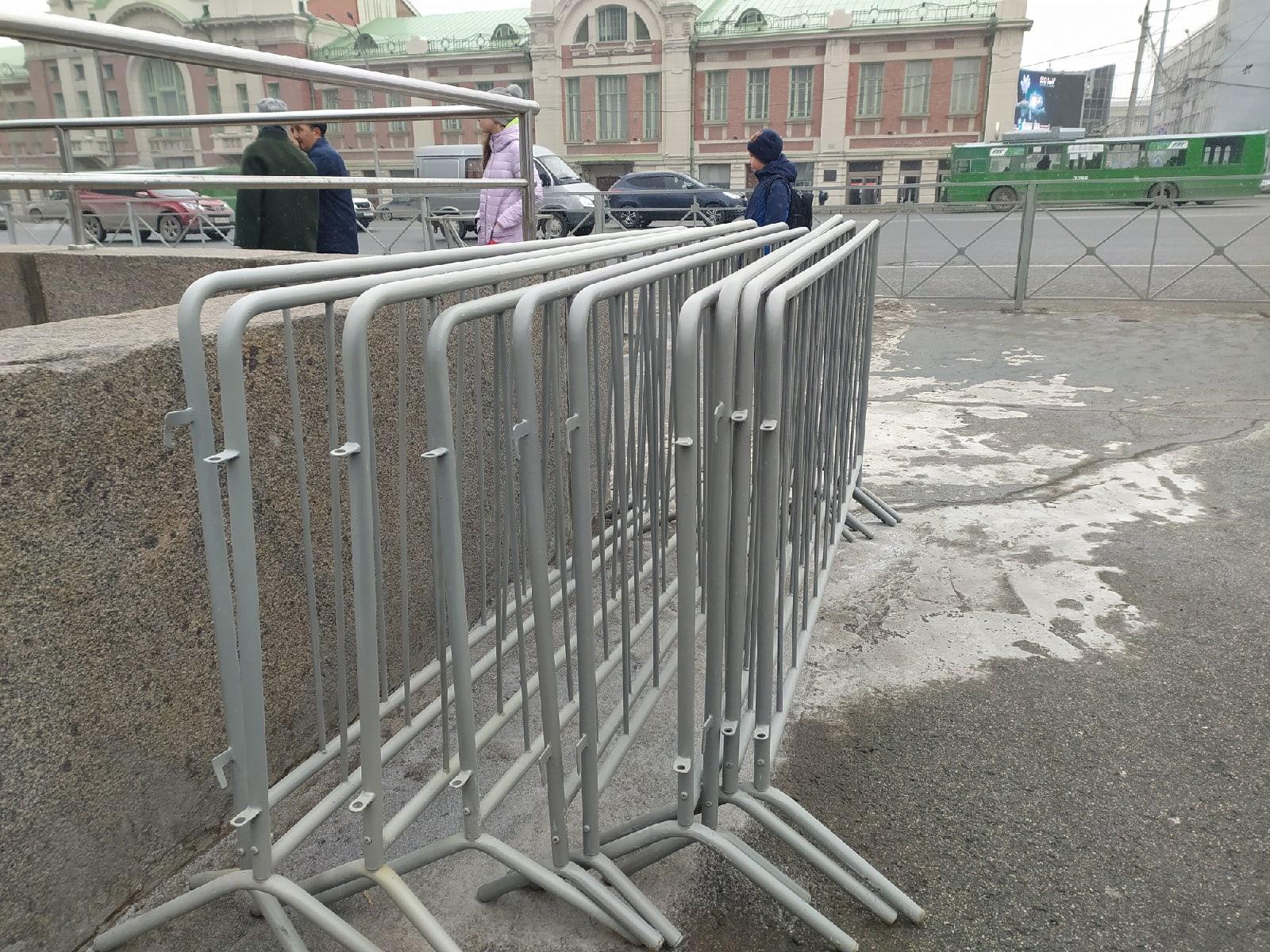 Фото На площади Ленина в Новосибирске выставили ограждения и запретили парковку 21 апреля 2