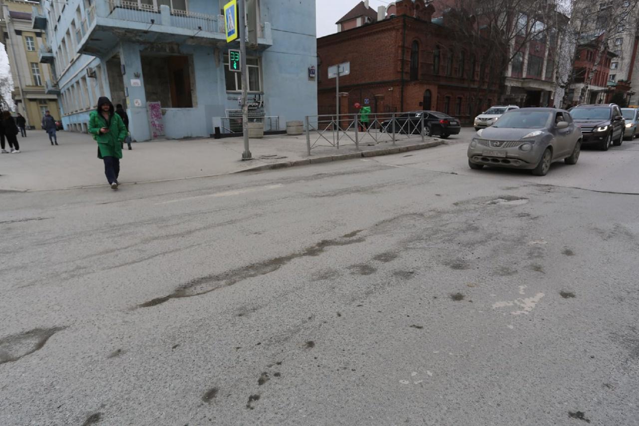 Фото В ямку бух: как выглядят дороги в центре Новосибирска, на ремонт которых потратят почти 70 млн рублей 3