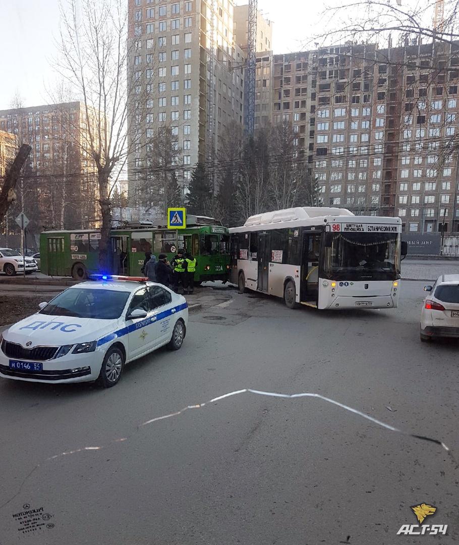 Фото Троллейбус №5 и автобус №98 столкнулись на перекрёстке в Новосибирске 3