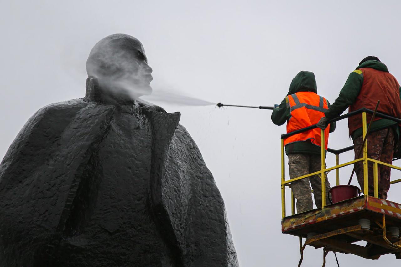 Фото Памятник Ленину помыли в Новосибирске к 1 мая 5