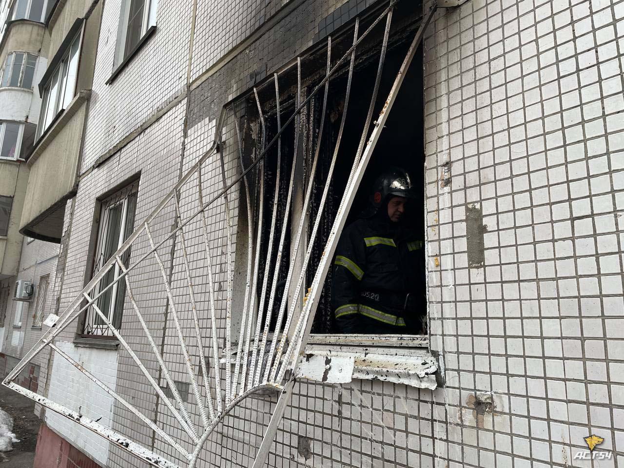Фото Двоих детей и мужчину с ожогами 50% тела спасли из пожара в многоэтажном доме в Новосибирске 2