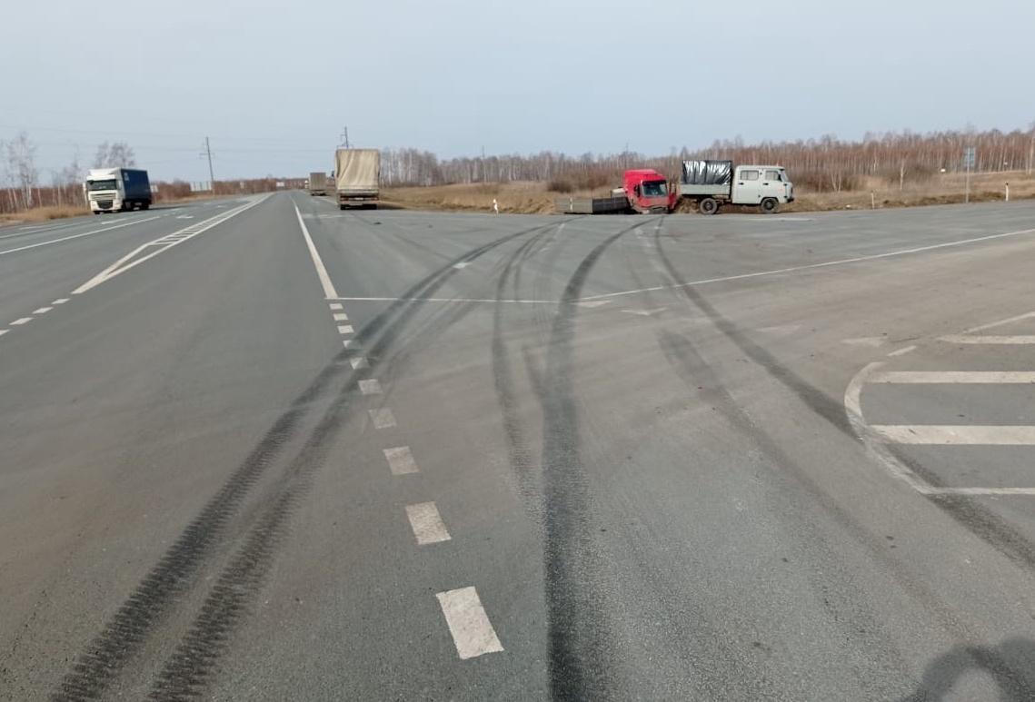 Фото Водитель Mercedes-Benz погиб в ДТП с грузовиком под Новосибирском 2