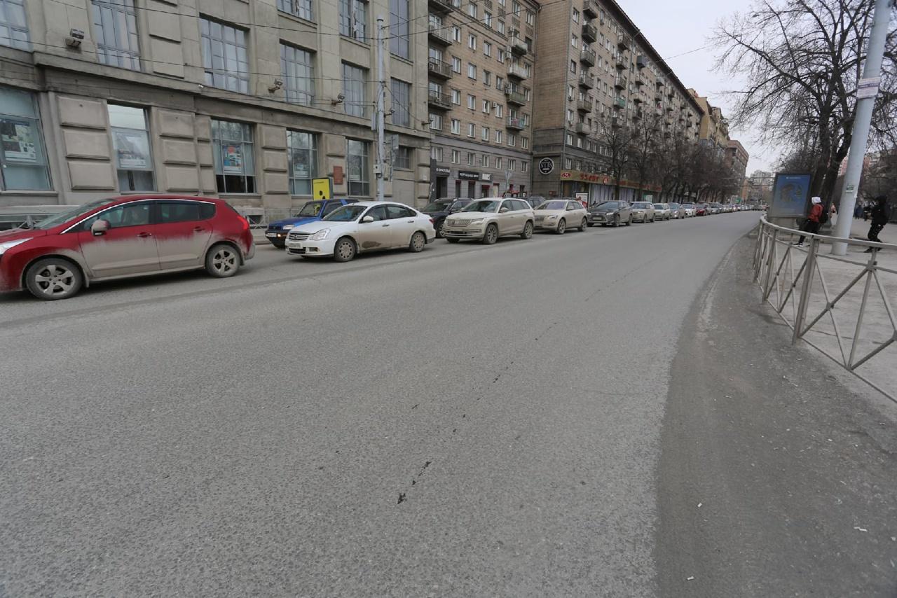 Фото В ямку бух: как выглядят дороги в центре Новосибирска, на ремонт которых потратят почти 70 млн рублей 11
