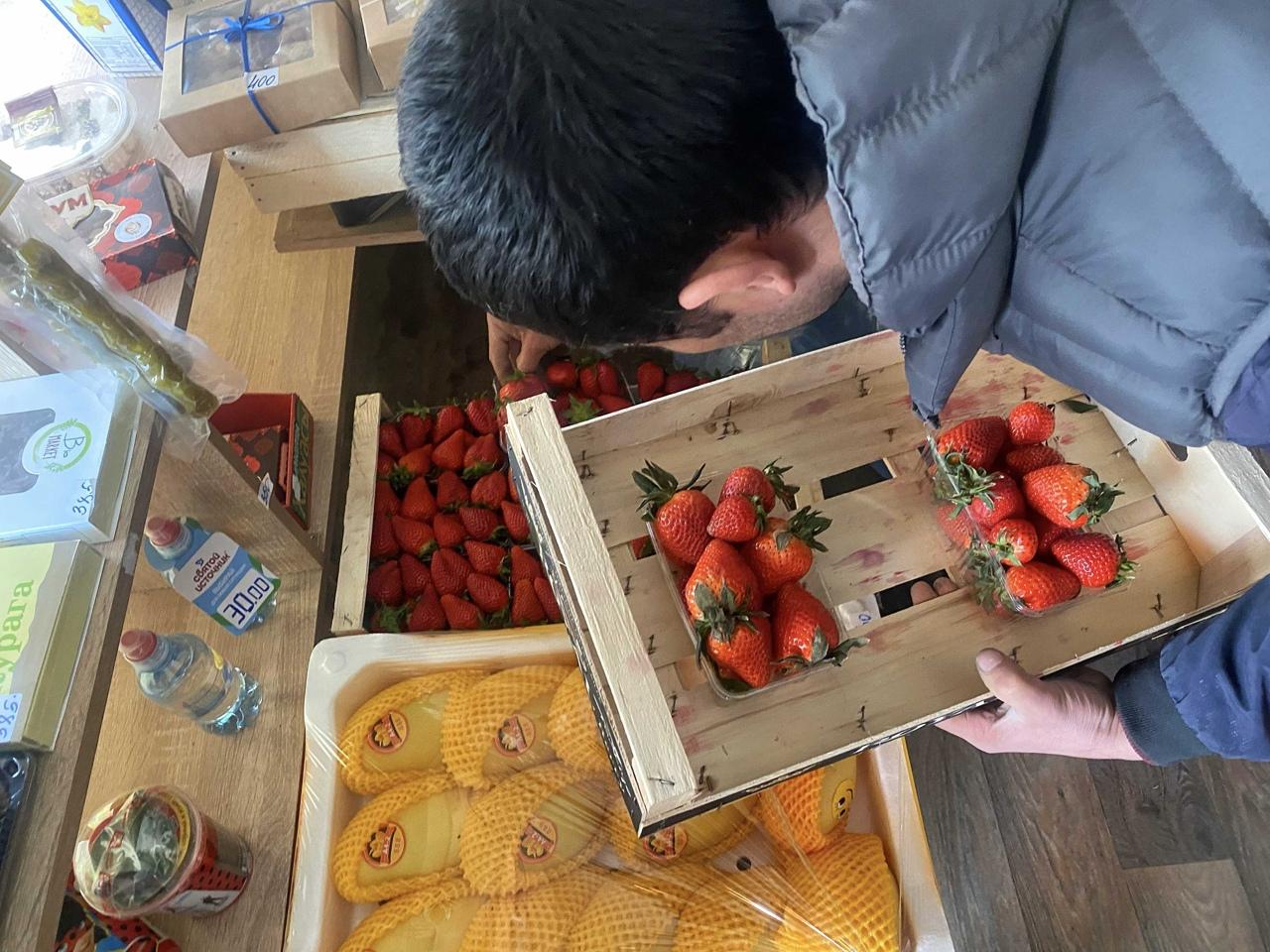 Фото На улицах Новосибирска начали продавать клубнику из Турции 4