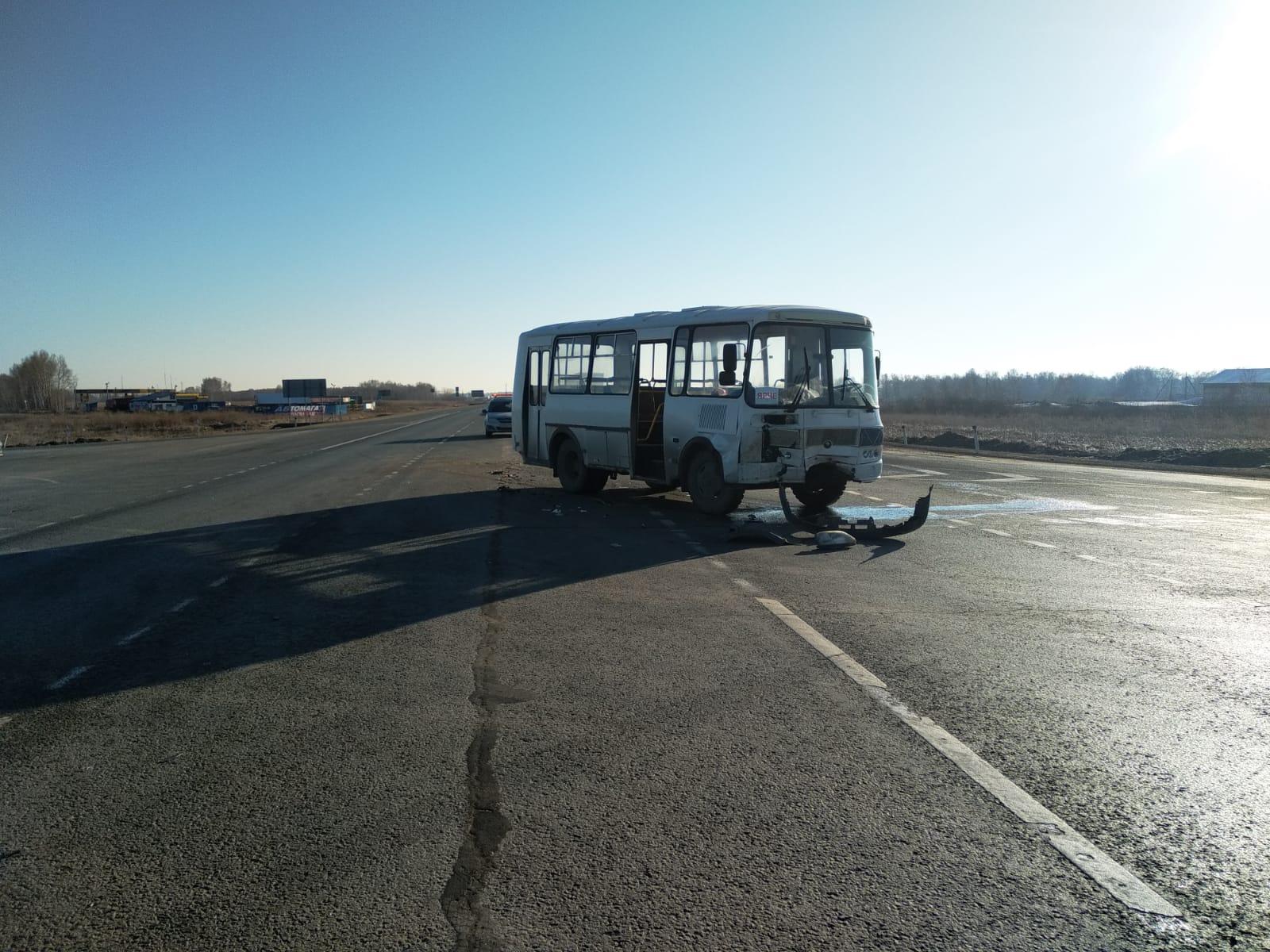 Фото Два человека пострадали в ДТП с пассажирским автобусом под Новосибирском 3