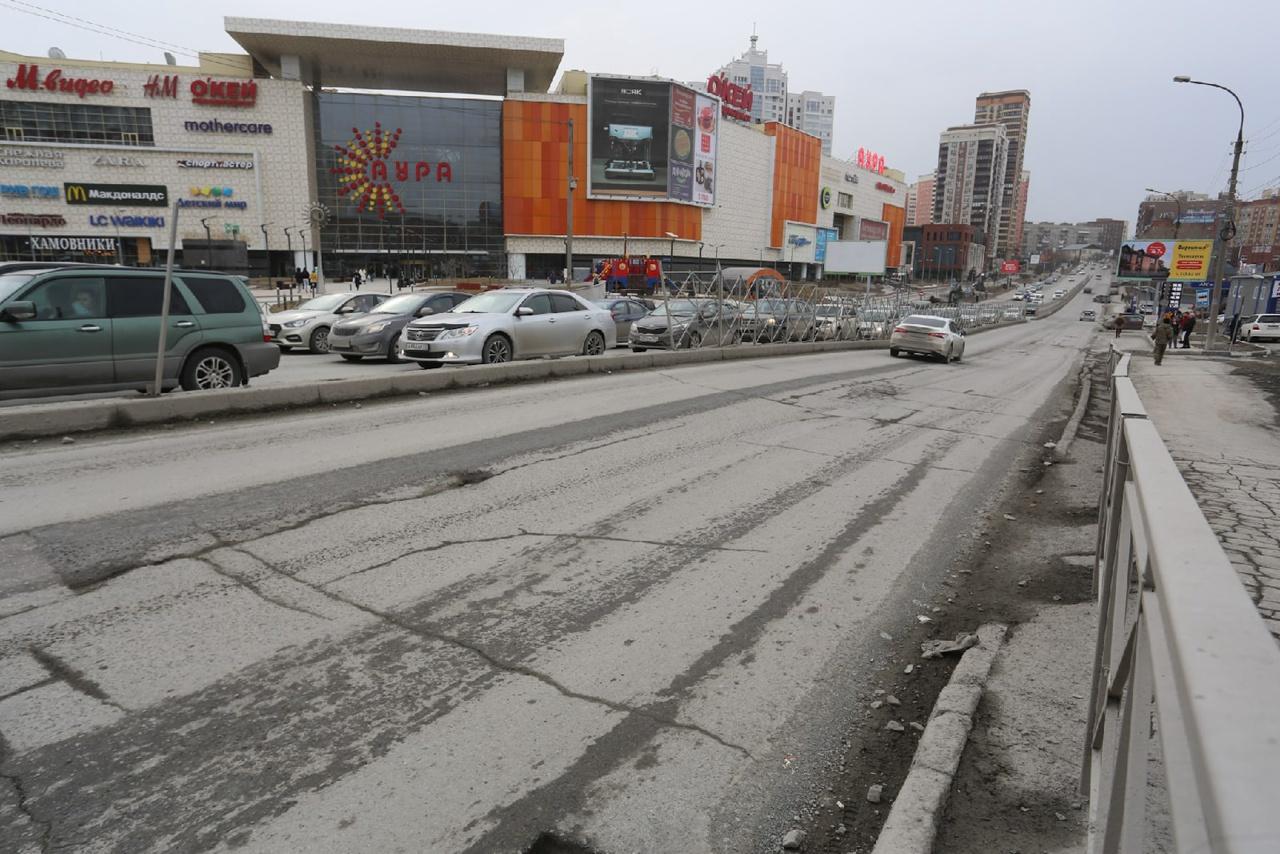 Фото В ямку бух: как выглядят дороги в центре Новосибирска, на ремонт которых потратят почти 70 млн рублей 14