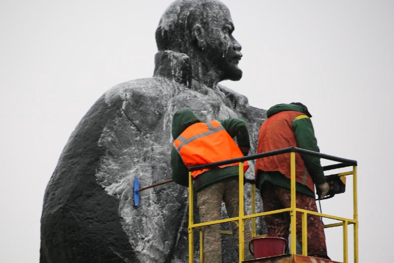 Фото Памятник Ленину помыли в Новосибирске к 1 мая 2