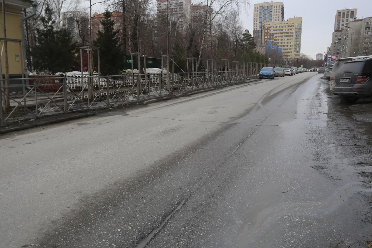 Фото В ямку бух: как выглядят дороги в центре Новосибирска, на ремонт которых потратят почти 70 млн рублей 8