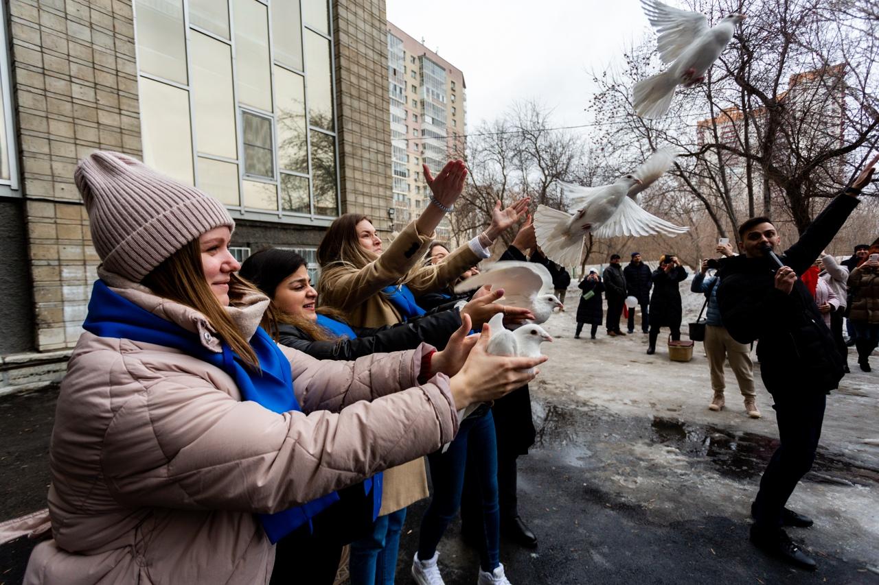Фото Белых голубей запустили на флешмобе «Аутизм не приговор» в Новосибирске 3