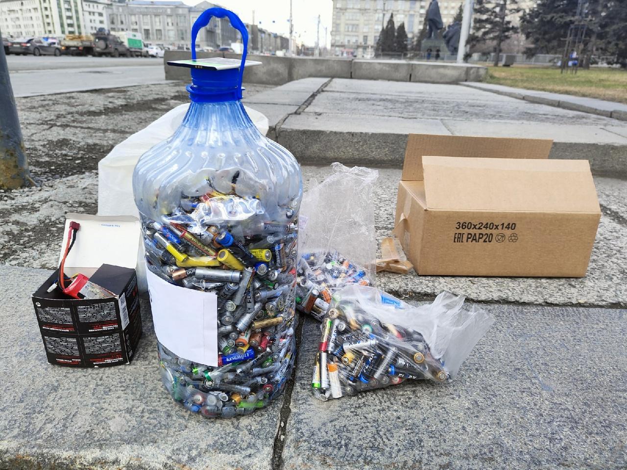 Фото Жители Новосибирска обменяли батарейки и пластиковые крышечки на мороженое 4