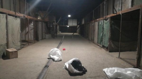 Фото В Новосибирске воры в мешках похитили со склада одежду на 12 миллионов рублей 2