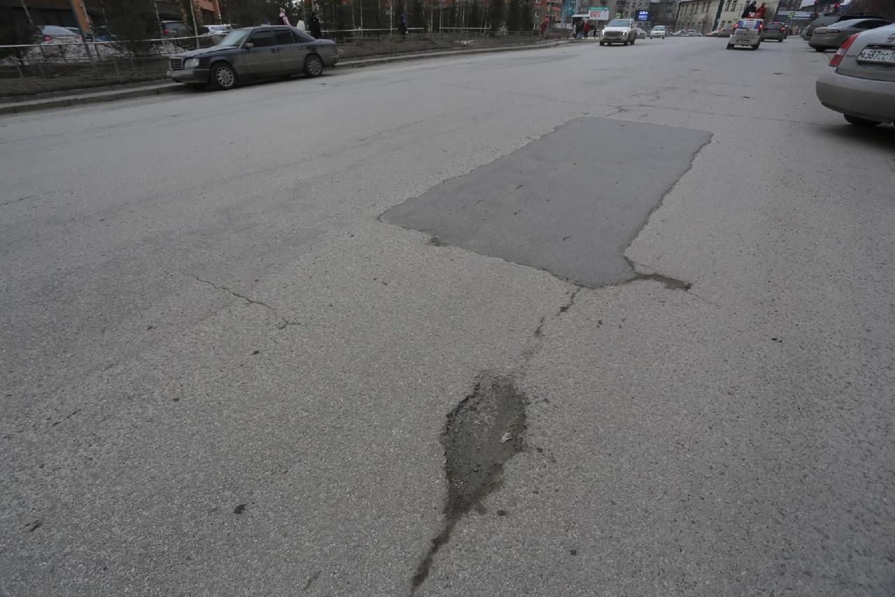 Фото В ямку бух: как выглядят дороги в центре Новосибирска, на ремонт которых потратят почти 70 млн рублей 17