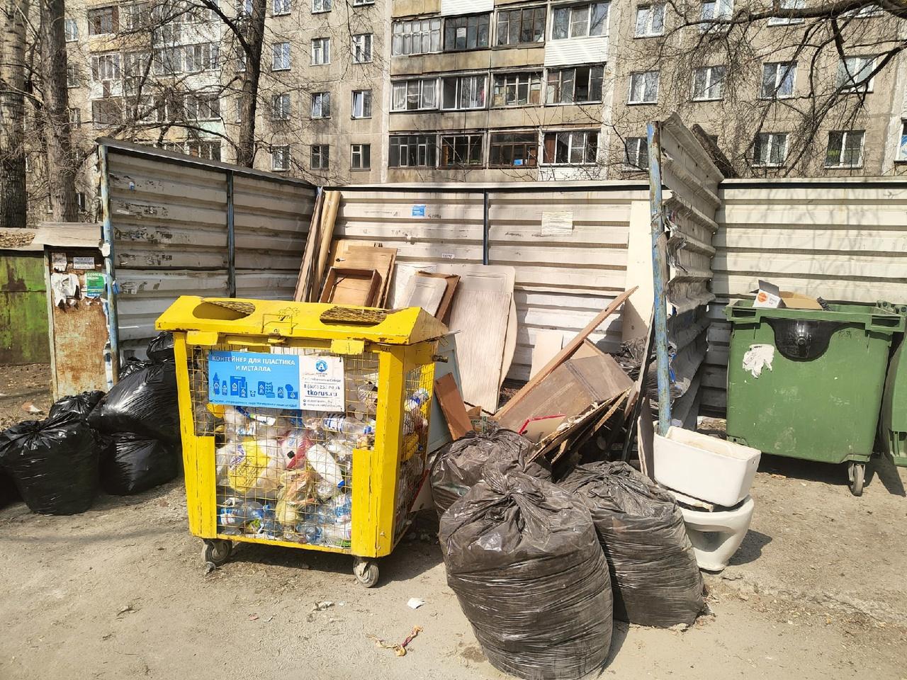 Фото Кучи отходов образовались во дворах Новосибирска после забастовки мусорщиков 3
