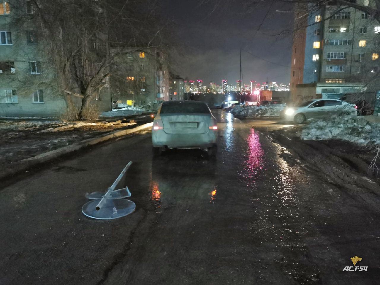 Фото В Новосибирске водитель каршеринга бросил разбитую машину в Ленинском районе 3