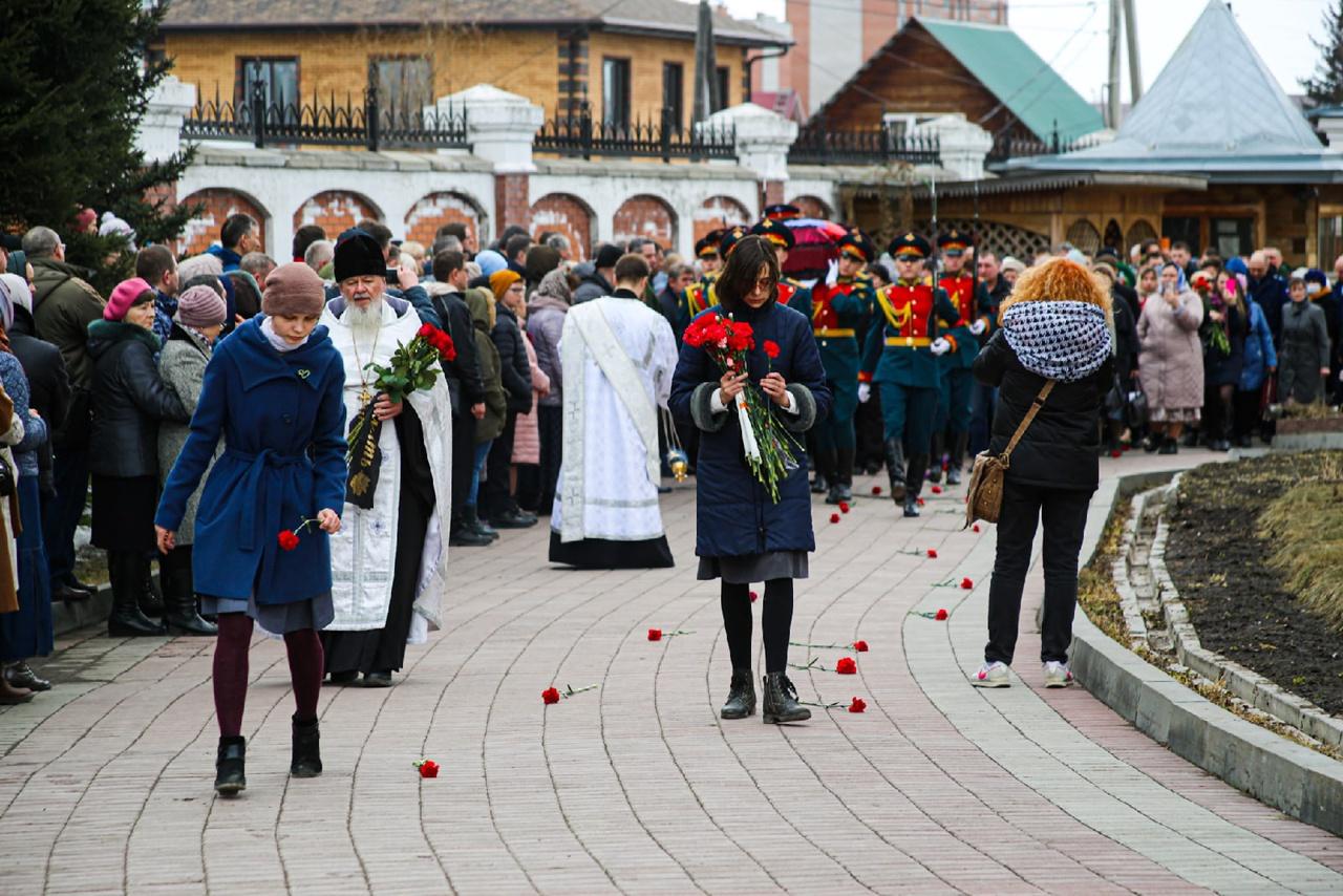 Фото В Бердске похоронили погибшего на Украине 24-летнего лейтенанта Прощалыгина 11