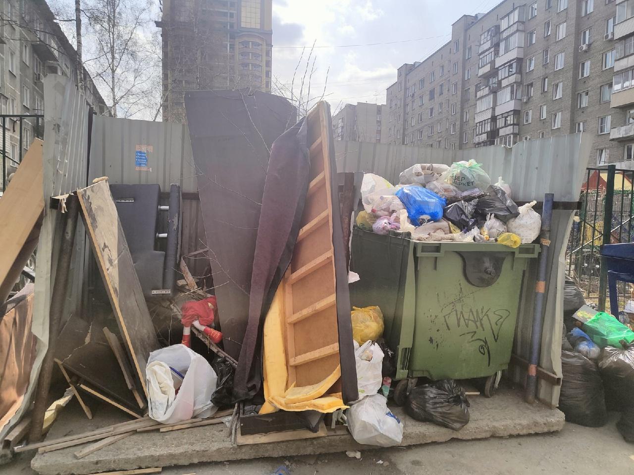 Фото Кучи отходов образовались во дворах Новосибирска после забастовки мусорщиков 5