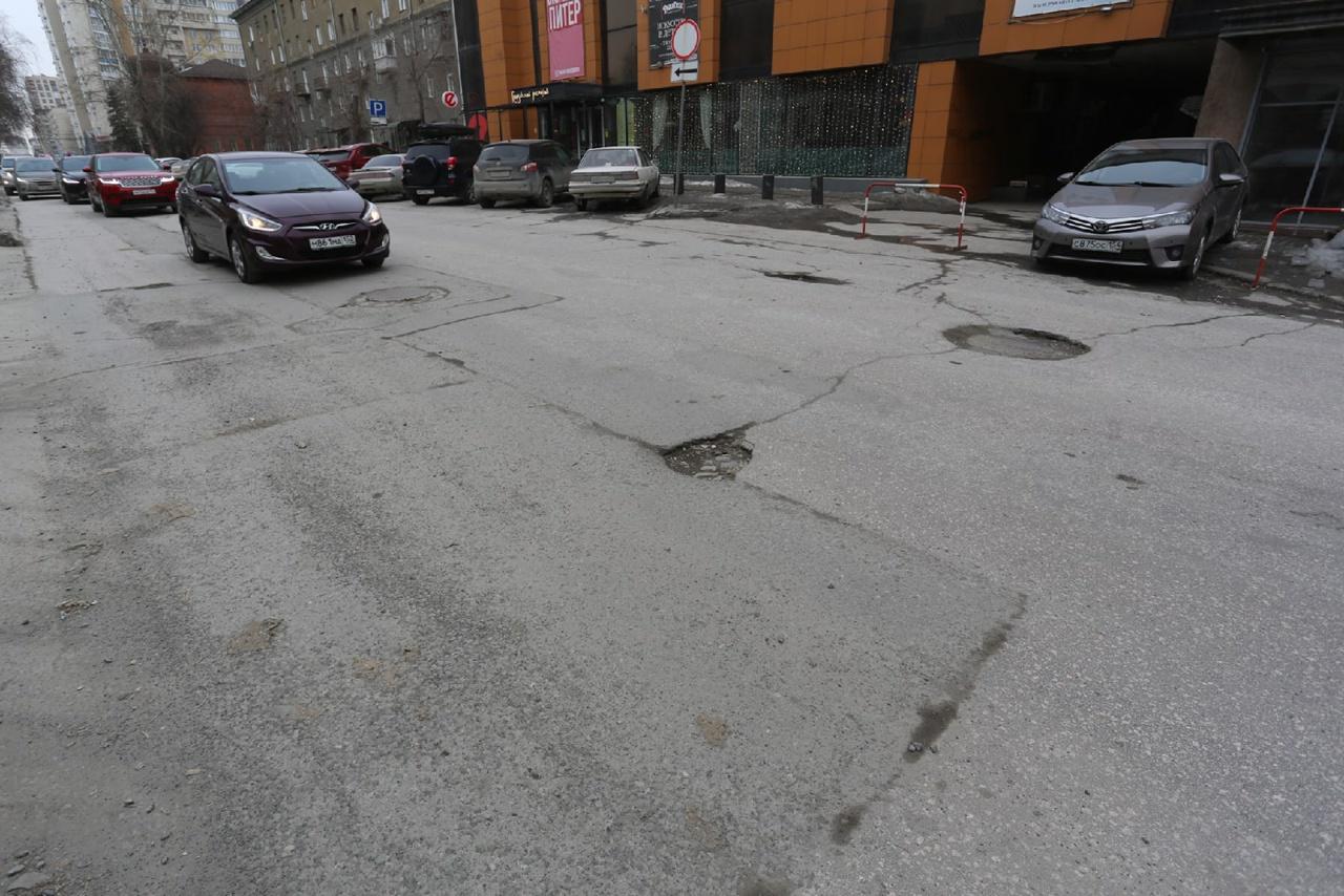 Фото В ямку бух: как выглядят дороги в центре Новосибирска, на ремонт которых потратят почти 70 млн рублей 2