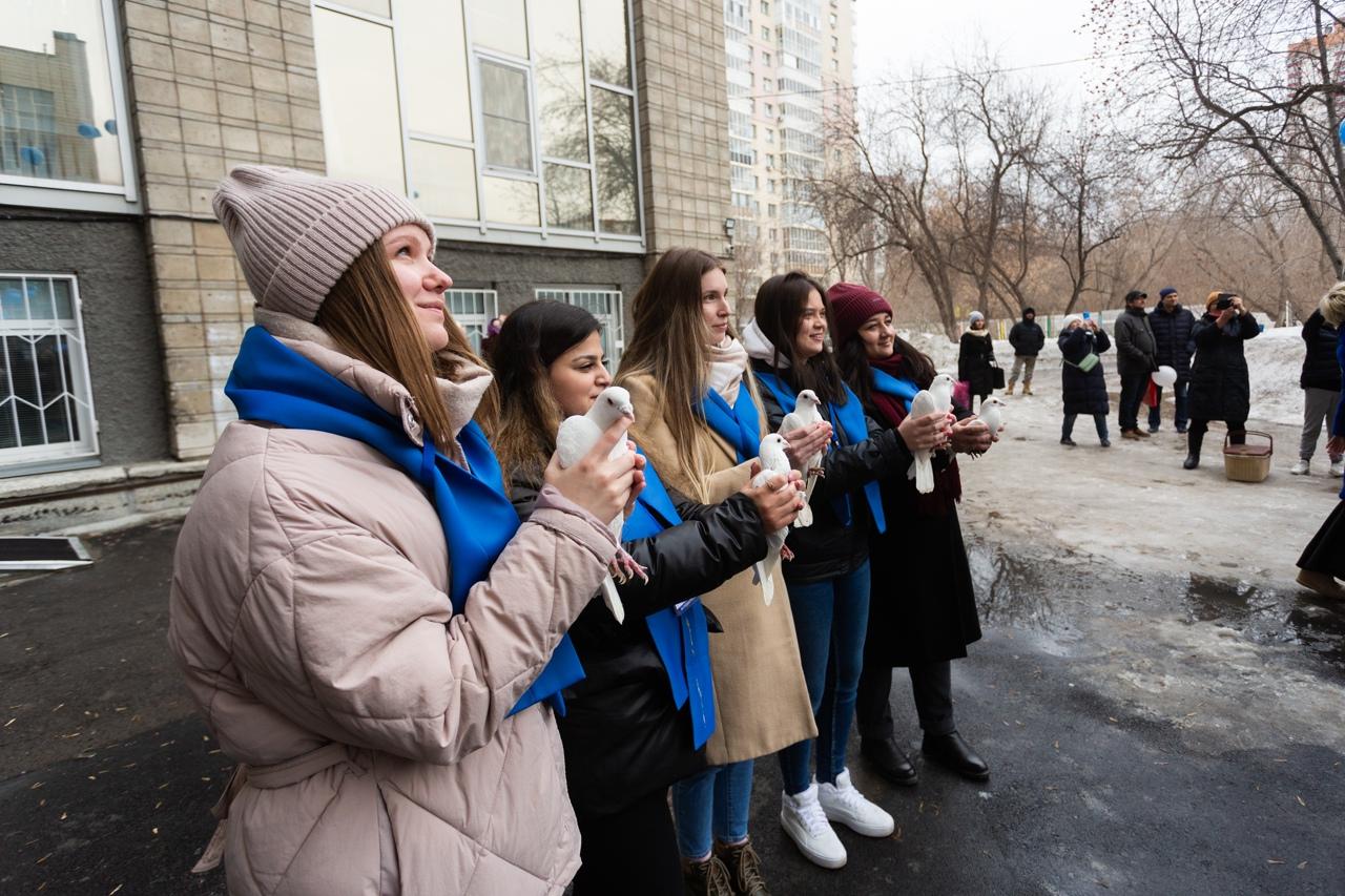 Фото Белых голубей запустили на флешмобе «Аутизм не приговор» в Новосибирске 6