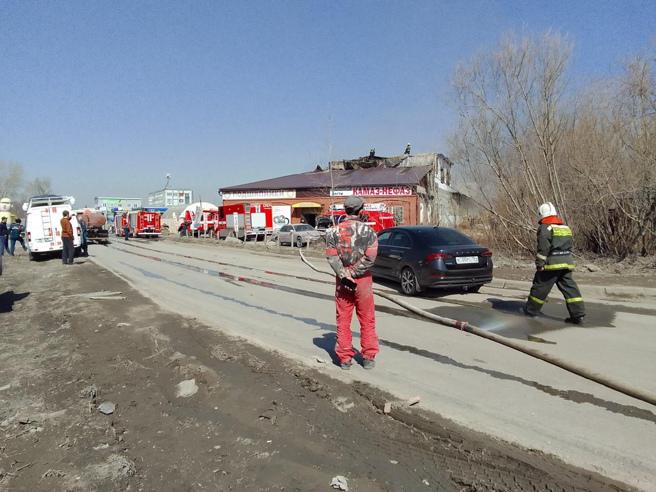 Фото Пожарные ликвидировали открытое горение на складе автомасел в Новосибирске 2