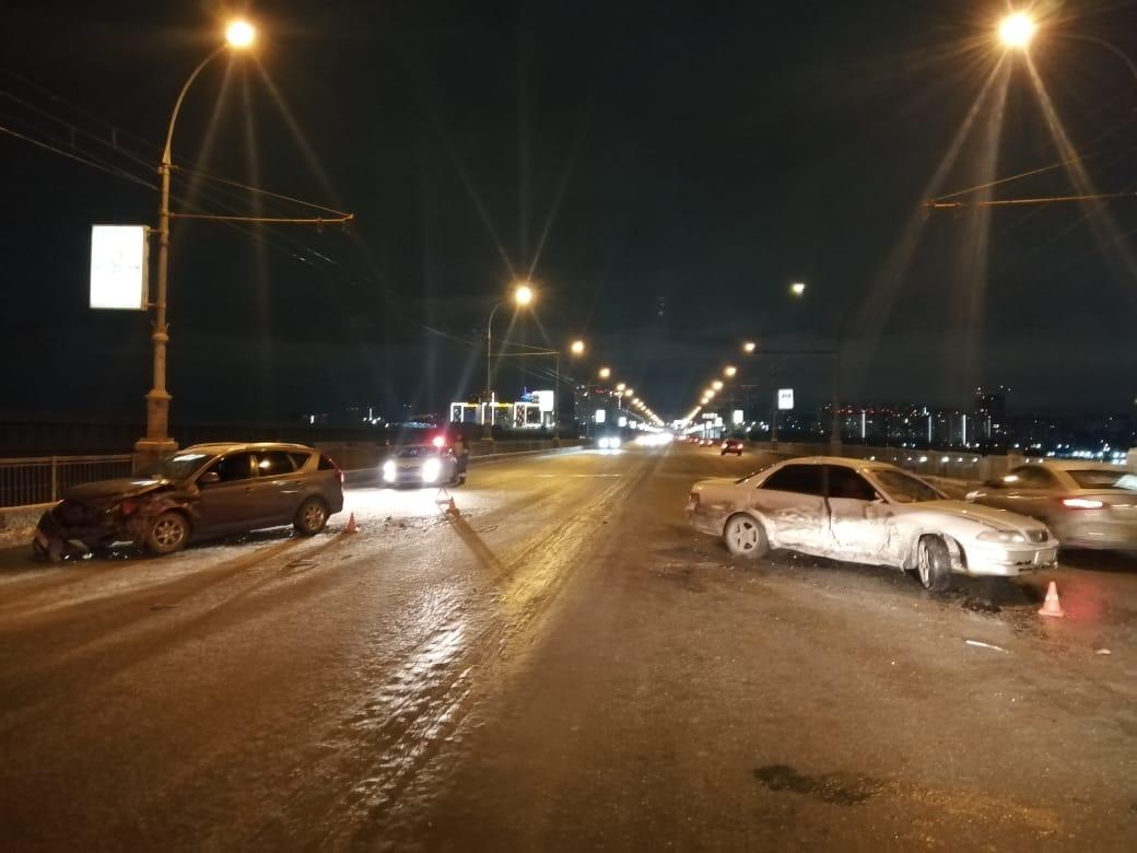 24 апреля 18 года. Авария на Октябрьском мосту. Авария на коммунальном мосту Новосибирск.