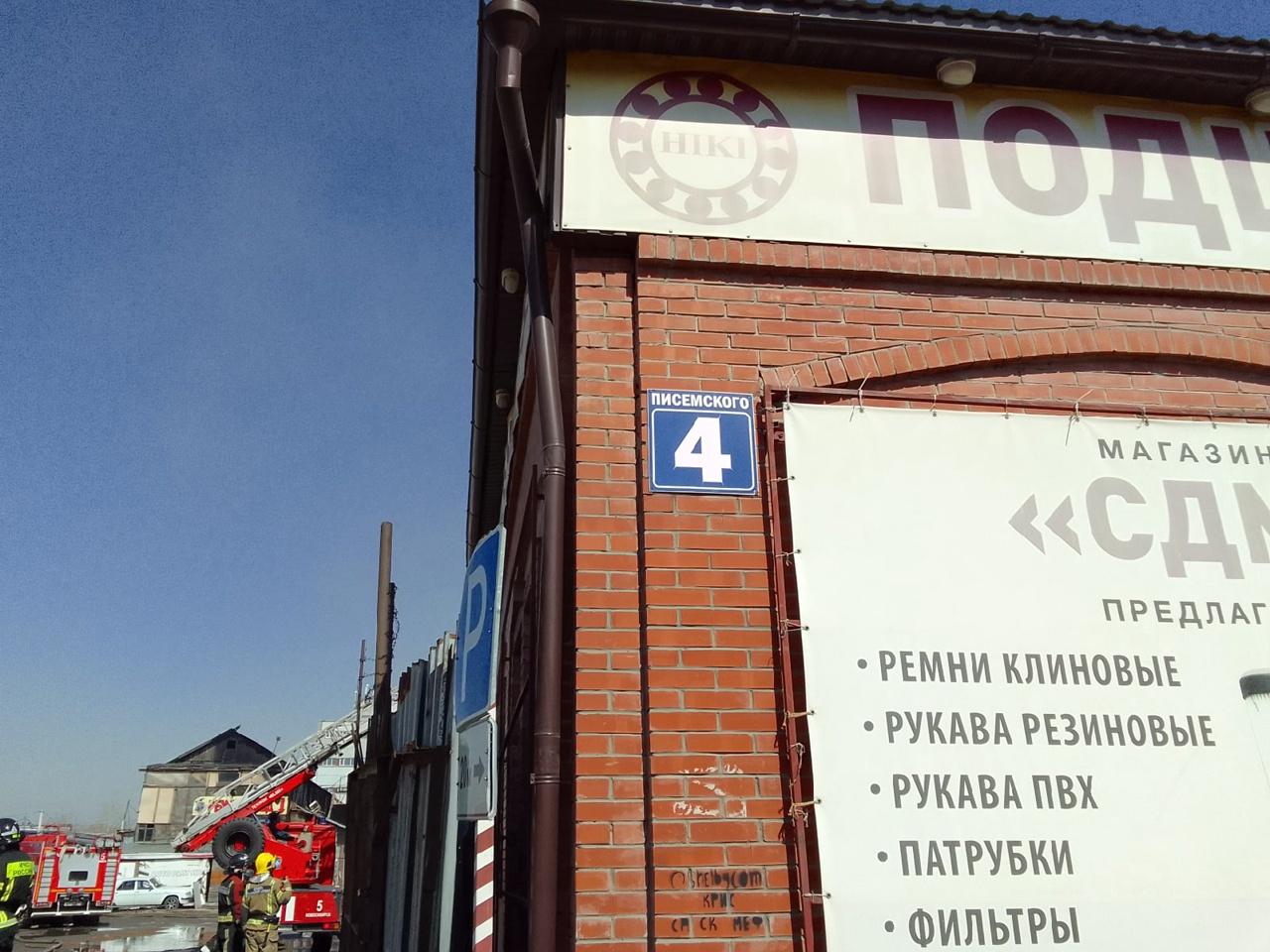 Фото «Вынесли без сознания»: как тушили крупный пожар на складе автомасел и запчастей в Новосибирске − 15 жутких фото 4
