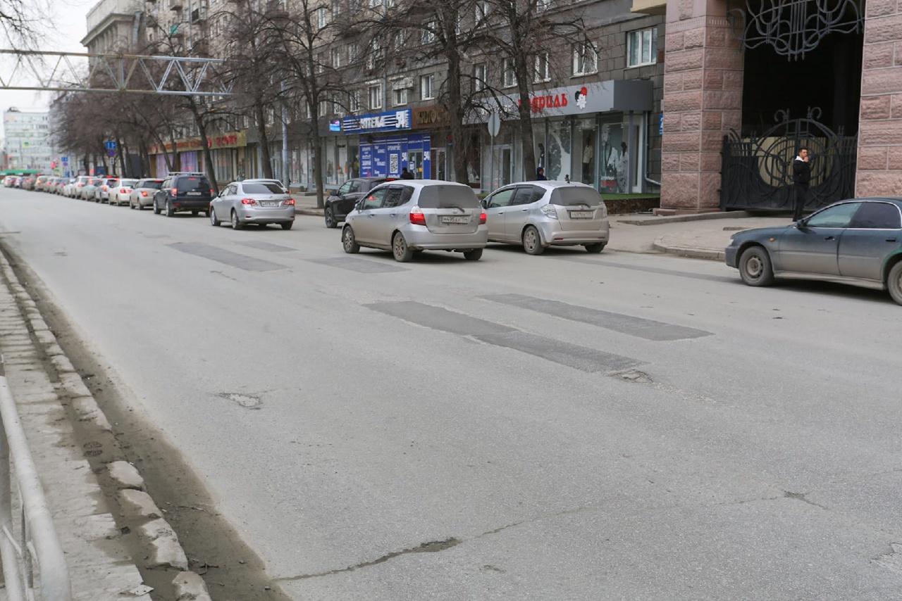 Фото В ямку бух: как выглядят дороги в центре Новосибирска, на ремонт которых потратят почти 70 млн рублей 12