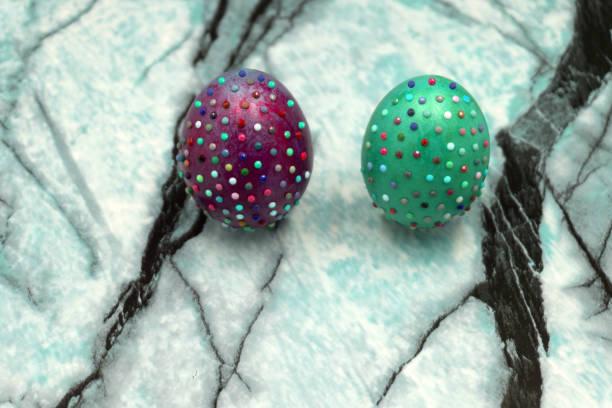 Фото Забудьте о наклейках: дизайнеры назвали самые модные цвета для яиц на Пасху-2022 2