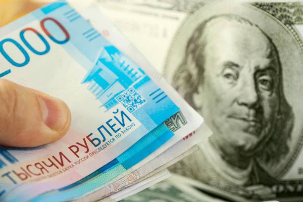 Фото Доллар упал, а цены - нет: экономист ответил на неудобный вопрос россиян 3