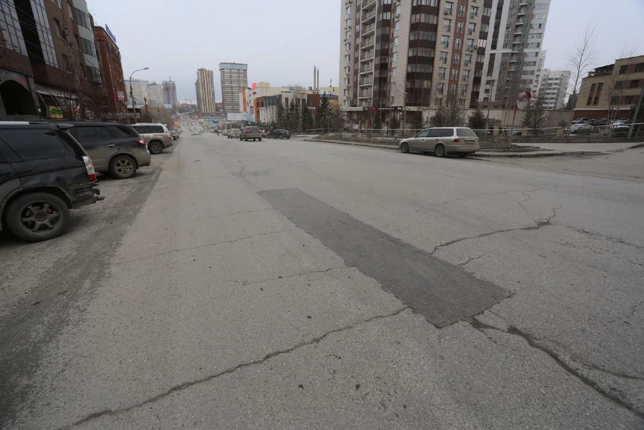 Фото В ямку бух: как выглядят дороги в центре Новосибирска, на ремонт которых потратят почти 70 млн рублей 15