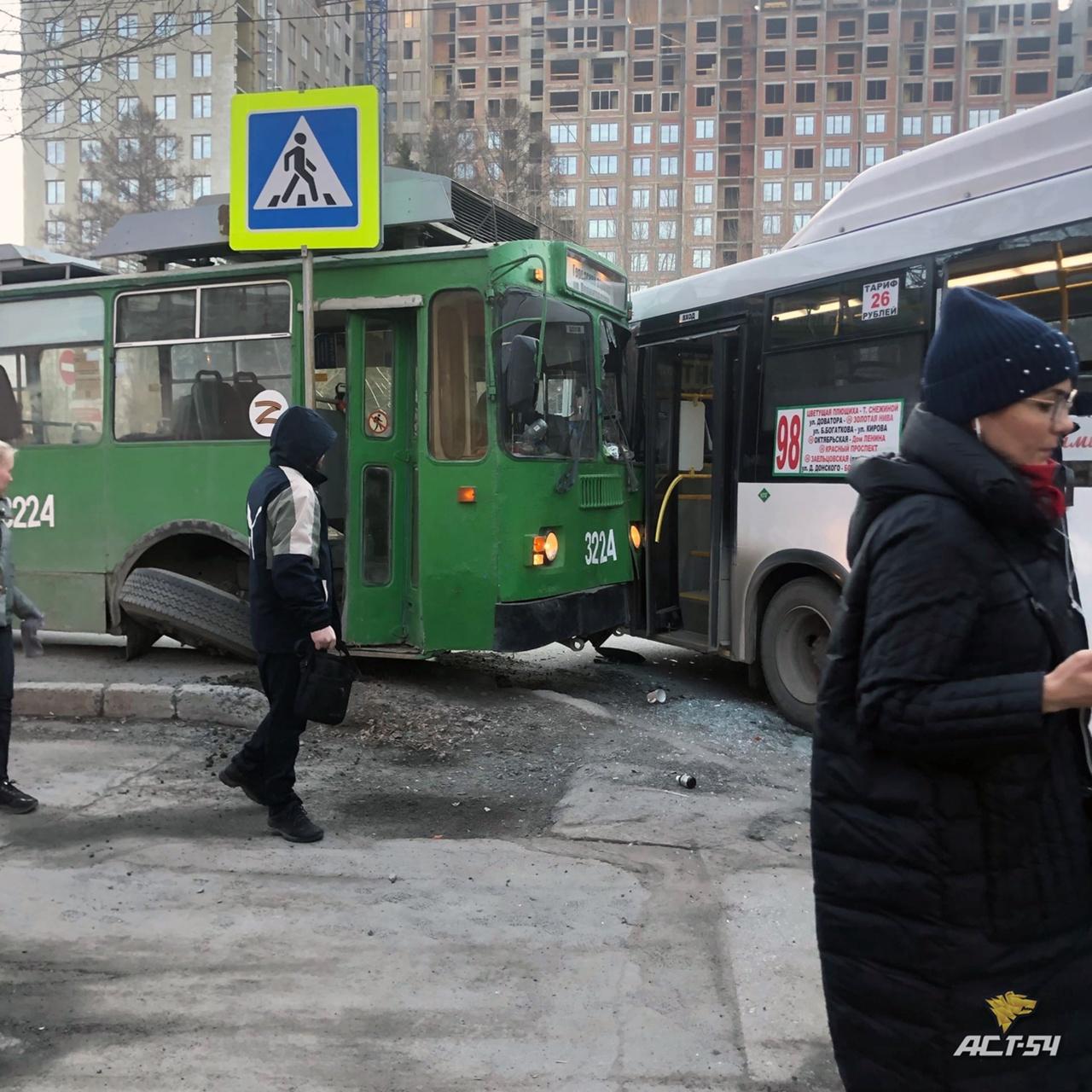 Фото Троллейбус №5 и автобус №98 столкнулись на перекрёстке в Новосибирске 2