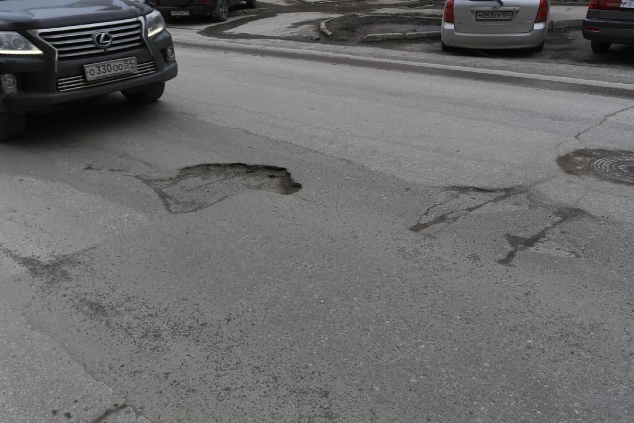 Фото В ямку бух: как выглядят дороги в центре Новосибирска, на ремонт которых потратят почти 70 млн рублей 4