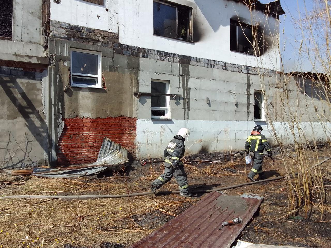 Фото «Вынесли без сознания»: как тушили крупный пожар на складе автомасел и запчастей в Новосибирске − 15 жутких фото 10