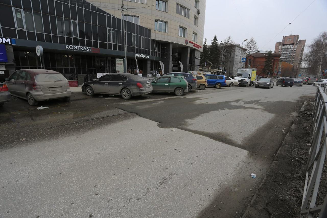 Фото В ямку бух: как выглядят дороги в центре Новосибирска, на ремонт которых потратят почти 70 млн рублей 9