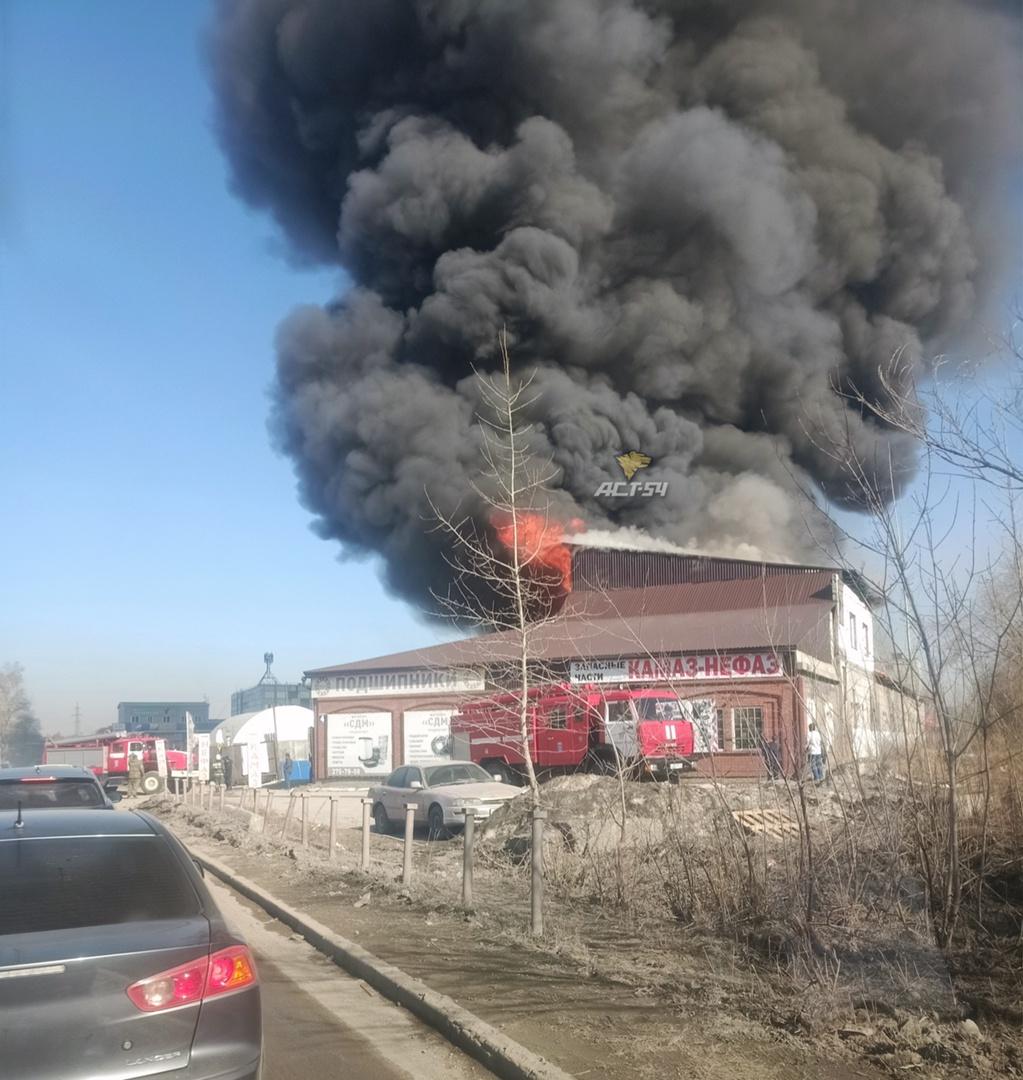 Фото В Новосибирске загорелись склады с автоэмалями 3